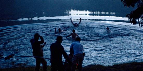 《猎杀T34》片场照，苏联官兵在德国的湖泊里洗澡，这一幕与《静静的顿河》《这里的黎明静悄悄》等可互为参照